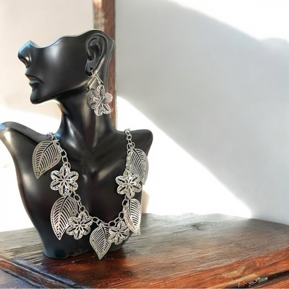 Silver Tone Floral & Leaf Jewelry Set - Necklace & Earrings